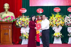 Thủ tướng Phạm Minh Chính trao Quyết định Bí thư Ban Cán sự Đảng, Quyền Bộ trưởng Bộ Y tế đối với bà Đào Hồng Lan. Ảnh:VGP