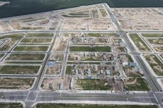 Hàng loạt ngôi nhà đã và đang được xây dựng tại Khu tái định cư Lộc An-Bình Sơn. Ảnh: TTXVN