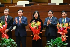 Thủ tướng và Chủ tịch Quốc hội tặng hoa những người vừa được bầu và phê chuẩn.