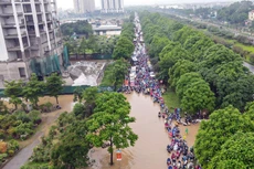 Sáng nay (23/5), khu vực đại lộ Thăng Long ngập sâu khoảng 50-80cm trong nước, tại các đường hầm chui, độ sâu lên đến 1m