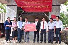 Đại diện Trung Nam Group bàn giao nhà cho người dân