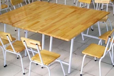 Gói thầu Mua sắm bàn ghế học sinh, CĐT đưa ra yêu cầu, nhà thầu phải gửi hàng mẫu đúng với danh mục tham gia dự thầu đến trước thời điểm đóng thầu. Ảnh chỉ mang tính minh họa. Nguồn Internet