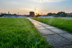 Là quảng trường lớn nhất Việt Nam, Quảng trường Ba Đình là nơi Lăng Chủ tịch Hồ Chí Minh được xây dựng. Ngày 2/9/1945, tại Quảng trường Ba Đình, Chủ tịch Hồ Chí Minh đã đọc bản Tuyên ngôn độc lập khai sinh ra nước Việt Nam Dân chủ Cộng hòa, đánh dấu Cách mạng Tháng Tám thắng lợi hoàn toàn. 