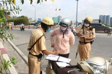 Lực lượng CSGT xử phạt người vi phạm giao thông. Ảnh: VGP