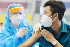 Đẩy nhanh hơn nữa việc tiêm vaccine mũi 3, mũi 4 để phòng, chống dịch Covid-19 bùng phát trở lại. Ảnh: TTXVN
