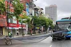 Va chạm giữa xe chở hàng cồng kềnh và xe buýt trên đường Nguyễn Trãi sáng 8/5 (Nguồn: Facebook)