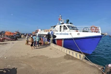 Tàu Super Biển Đông phải di chuyển đến cảng cũ để trả khách vào sáng 16/7