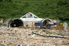 Lũ quét cuốn theo đất, đá tràn xuống cửa phía Nam hầm Hải Vân (TP Đà Nẵng) khiến giao thông tắc nghẽn. Ảnh: Internet