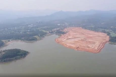 Hồ Đại Lải (tỉnh Vĩnh Phúc) đang bị nhiều doanh nghiệp đổ đất, san lấp để xây biệt thự, sân golf gây bức xúc dư luận. Ảnh: Tien phong