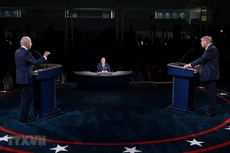 Ứng viên tranh cử Tổng thống Mỹ của đảng Dân chủ Joe Biden (trái) và Tổng thống đương nhiệm Donald Trump (phải) trong cuộc tranh luận đầu tiên được truyền hình trực tiếp, tại Cleveland, bang Ohio ngày 29/9/2020. (Ảnh: AFP/TTXVN)