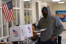 Người dân bỏ phiếu bầu Tổng thống Mỹ. (Ảnh: AFP/TTXVN)