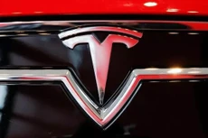 Logo Tesla trên một mẫu xe của hãng.