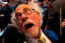 Một nhà giao dịch cổ phiếu trên sàn NYSE ở New York, Mỹ - Ảnh: Reuters.