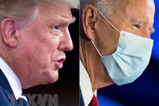 Tổng thống Mỹ Donald Trump (trái) phát biểu tại một sự kiện ở Miami ngày 15/10 và ứng viên đảng Dân chủ Joe Biden dự sự kiện tại Pennsylvania. (Ảnh: AFP/TTXVN)