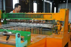 Gói hỗ trợ doanh nghiệp lần 2 cần tập trung vào các giải pháp như nới lỏng điều kiện tín dụng, miễn và giảm lãi; miễn, giảm thuế, phí; giảm các chi phí hạ tầng… Ảnh: Nhã Chi