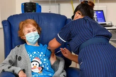 Bà Margaret Keenan được tiêm chủng Covid-19 bằng vaccine của hãng Pfizer - Ảnh: Reuters.