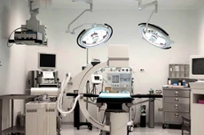 Do không có cơ chế quản lý nên khó kiểm soát phương án tài chính, khai thác máy cũng như chất lượng các dịch vụ kỹ thuật thực hiện trên các máy đặt, mượn tại các cơ sở y tế. Ảnh: Trần Sơn