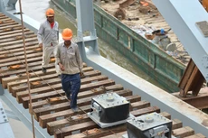 Dự án Cải tạo, nâng cấp các cầu yếu và gia cố trụ chống va xô trên tuyến đường sắt Hà Nội - TP.HCM có tổng mức đầu 1.949 tỷ đồng. Ảnh: Quang Tuấn
