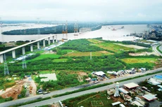 Đầu tư phát triển kết cấu hạ tầng là một trong những giải pháp củng cố niềm tin và sự lạc quan của các nhà đầu tư và doanh nghiệp vào môi trường đầu tư, kinh doanh của Việt Nam. Ảnh: Lê Tiên