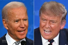 Cựu Phó Tổng thống Mỹ Joe Biden (trái) và đương kim Tổng thống Mỹ Donald Trump (phải) tại vòng tranh luận trực tiếp đầu tiên ở thành phố Cleveland, bang Ohio ngày 30/9/2020. (Ảnh: AFP/TTXVN)
