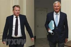Trưởng đoàn đàm phán thương mại hậu Brexit của Anh David Frost (trái) và người đồng cấp EU Michel Barnier (phải) tại vòng đàm phán thứ 7 ở Brussels, Bỉ ngày 21/8/2020. (Nguồn: AFP/TTXVN)