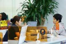 Việc thực hiện các quy định tại Nghị định 126/2020/NĐ-CP có thể sẽ làm phát sinh khối lượng công việc lớn cho nhân sự ngành ngân hàng. Ảnh: Nhã Chi