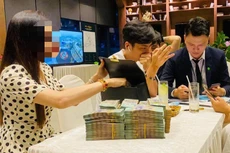 "Đại gia" vét sạch ba lô lấy ra nhiều tỷ đồng ra đặt cọc nhà mới. Ảnh: MXH.