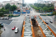 Khi thực hiện các gói thầu trên đường bộ đang khai thác, cần bố trí thi công hết sức hợp lý và khoa học để ảnh hưởng ít nhất đến lưu thông của các phương tiện giao thông. Ảnh: Lê Tiên