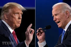 Đương kim Tổng thống Mỹ Donald Trump (trái) và ứng viên Tổng thống của đảng Dân chủ Joe Biden tại vòng tranh luận trực tiếp cuối cùng ở thành phố Nashville, bang Tennesse tối 22/10/2020 (giờ Mỹ). (Ảnh: AFP/TTXVN)