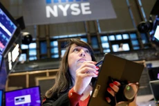 Một nhà giao dịch cổ phiếu trên sàn NYSE ở New York, Mỹ - Ảnh: Reuters.