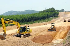 Nếu bệnh dịch còn tiếp diễn, việc tìm nguồn lực thúc đẩy đầu tư công cho năm 2021 sẽ rất khó khăn. Ảnh: Tường Lâm