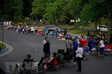 Người lao động xếp hàng đăng ký tìm việc tại trung tâm việc làm Kentucky ở Frankfort, Kentucky (Mỹ). (Ảnh: Reuters/TTXVN)