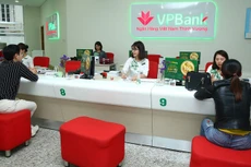 Ngân hàng giữ chênh lệch lãi suất tiền gửi và cho vay khoảng 2,5 - 3% để đảm bảo hoạt động nên lãi suất khó giảm thêm. Ảnh: Lê Tiên