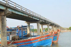 Gói thầu số 02 Xây dựng cầu Diễn Kim, huyện Diễn Châu (Nghệ An) có giá dự toán hơn 85 tỷ đồng, khi hoàn thành sẽ thay thế cầu Diễn Kim cũ đã xuống cấp. Ảnh: N.Khoa