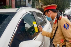 Hà Nội triển khai dán phạt nguội các phương tiện dừng, đỗ trái phép