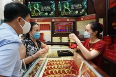 Giá vàng trong nước giảm 400 nghìn đồng/lượng. Ảnh: Diệp Anh/BNEWS/ TTXVN