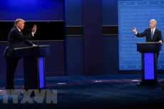 Tổng thống Mỹ Donald Trump (trái) và ứng viên Joe Biden tại vòng tranh luận trực tiếp cuối cùng ở thành phố Nashville, bang Tennesse. (Ảnh: AFP/TTXVN)