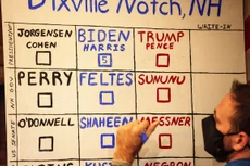 Nhân viên công bố kết quả kiểm phiếu tại chỗ ở điểm bầu cử Tổng thống Mỹ 2020 đầu tiên trong Ngày Bầu cử tại thị trấn Dixville Notch, bang New Hampshire, ngày 3/11/2020. (Ảnh: AFP/TTXVN)