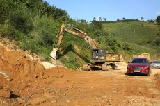 Công ty TNHH Xây dựng Cầu đường Hoàng Nam là doanh nghiệp xây dựng khá có tên tuổi, đã trúng nhiều gói thầu lớn tại Đắk Lắk. Ảnh: Nhã Chi