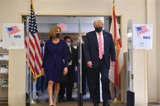 Tổng thống Mỹ đương nhiệm Donald Trump (phải) rời thư viện Palm Beach, Florida, nơi ông bỏ phiếu sớm trong cuộc bầu cử Tổng thống, ngày 24/10/2020. (Ảnh: AFP/TTXVN)