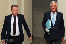 Trưởng đoàn đàm phán thương mại hậu Brexit của EU Michel Barnier (phải) và người đồng cấp Anh David Frost (trái) tại vòng đàm phán ở Brussels, Bỉ ngày 21/8/2020. (Ảnh: AFP/TTXVN)