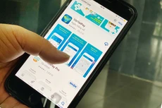 Thương mại điện tử tăng trưởng nhanh, song khách hàng còn e ngại khi tiếp cận với công nghệ thanh toán mới. Ảnh: Nhã Chi