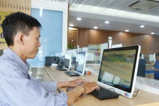 Hồ sơ đăng ký doanh nghiệp qua mạng thông tin điện tử có giá trị pháp lý tương đương hồ sơ đăng ký bằng bản giấy. Ảnh: Lê Tiên