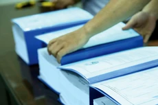 Hồ sơ mời thầu yêu cầu chỉ huy trưởng công trình là kỹ sư xây dựng có 10 năm kinh nghiệm, cán bộ phụ trách kỹ thuật là kỹ sư xây dựng với 7 năm kinh nghiệm. Ảnh: Nhã Chi