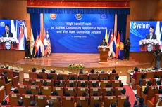 Thứ trưởng Bộ Kế hoạch và Đầu tư Trần Quốc Phương phát biểu tại Diễn đàn Cấp cao về Hệ thống thống kê cộng đồng ASEAN và Hệ thống thống kê Việt Nam. Ảnh: Mạnh Hùng