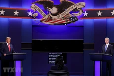 Đương kim Tổng thống Mỹ Donald Trump (trái) và ứng viên Tổng thống của đảng Dân chủ Joe Biden (phải) tại vòng tranh luận trực tiếp cuối cùng ở thành phố Nashville, bang Tennesse tối 22/10/2020 (giờ Mỹ). (Ảnh: AFP/TTXVN)