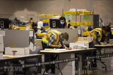 Nhân viên bầu cử kiểm phiếu bầu Tổng thống Mỹ tại Philadelphia, bang Pennsylvania ngày 4/11/2020. (Ảnh: Getty Images/TTXVN)