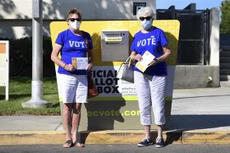 Cử tri bỏ phiếu sớm bầu Tổng thống Mỹ 2020 qua đường bưu điện tại Santa Ana, bang California ngày 13/10/2020. (Nguồn: AFP/TTXVN)