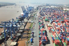 Nếu được HĐND TP.HCM thông qua trong kỳ họp tháng 12/2020, việc thu phí hạ tầng cảng biển của TP.HCM sẽ bắt đầu từ tháng 5/2021 tại cảng Cát Lái. Ảnh: Lê Tiên