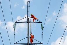 Mặc dù Chính phủ đã cho phép tư nhân đầu tư các công trình truyền tải điện ở các hệ thống điện không phải lưới chính, nhưng hiện vẫn rất ít nhà đầu tư tham gia. Ảnh: Nguyễn Thế Anh